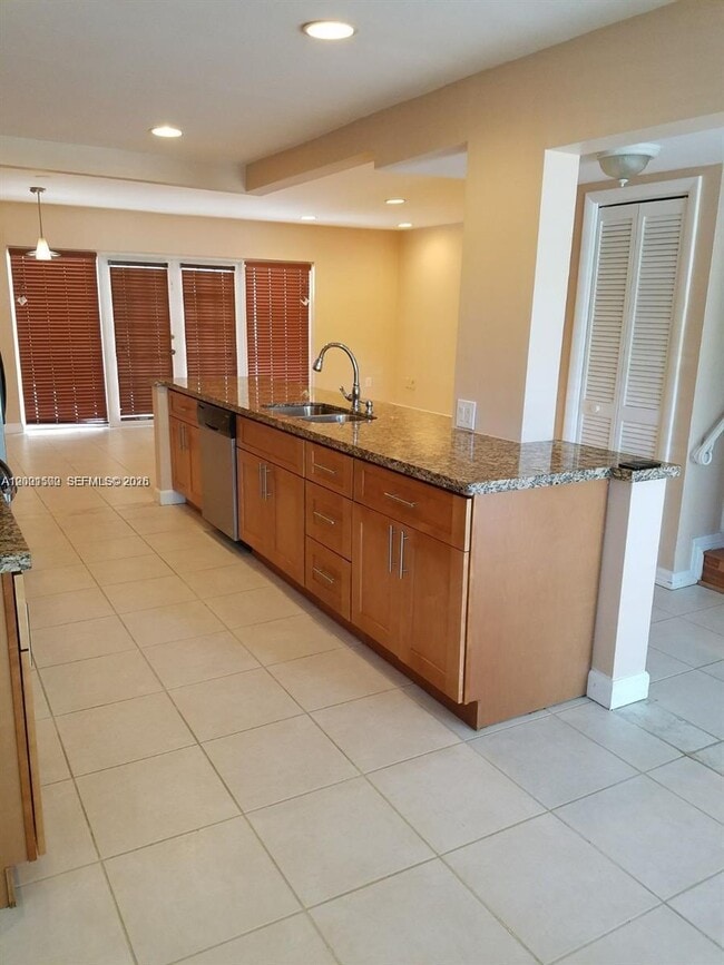 2750 N 34th Ave in Hollywood, FL - Building Photo - Building Photo