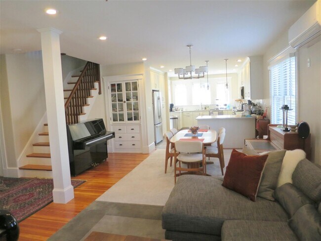 17 Dickson St, Unit 2 in Somerville, MA - Building Photo - Building Photo