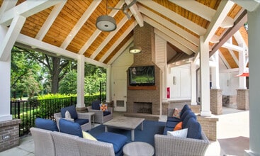 Sterling Glenwood Apartments in Raleigh, NC - Foto de edificio - Building Photo