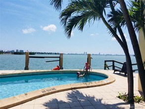 7845 NE Bayshore Ct in Miami, FL - Building Photo - Building Photo