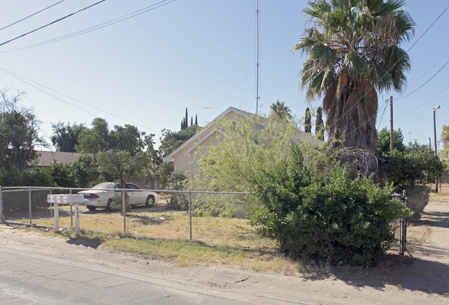 722 Erickson Ave in Modesto, CA - Foto de edificio - Building Photo