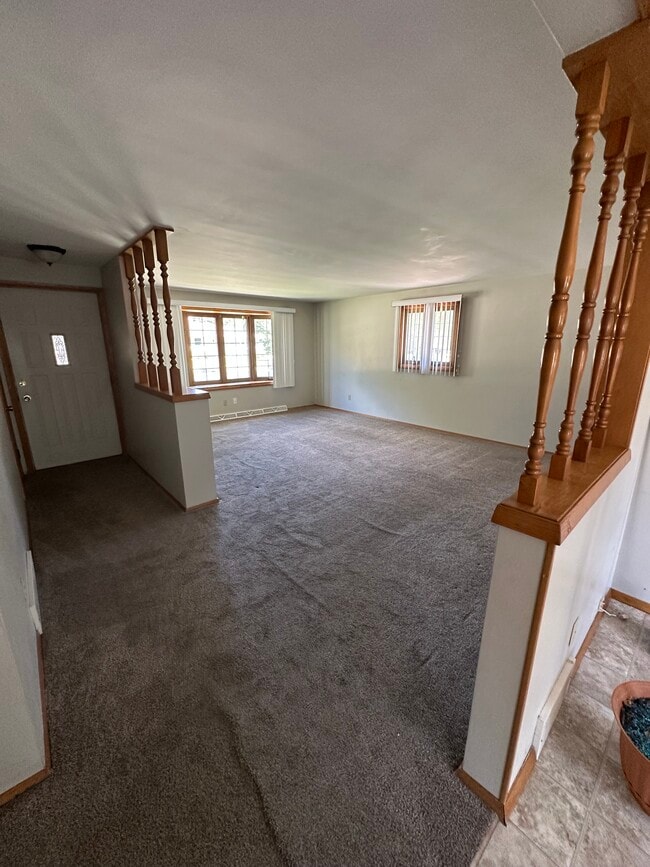 1067 Meadow Ln in Neenah, WI - Building Photo - Building Photo