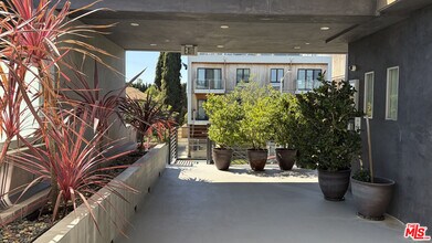 1040 N Spaulding Ave in West Hollywood, CA - Building Photo - Building Photo