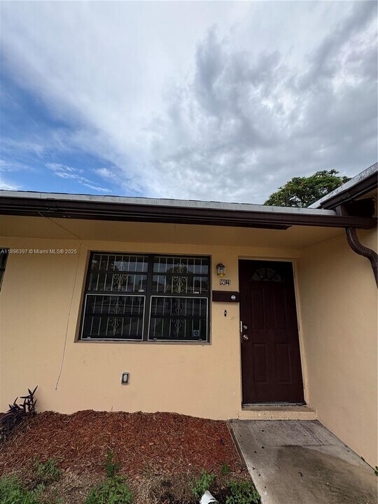 19121 NW 34th Ct in Miami Gardens, FL - Building Photo