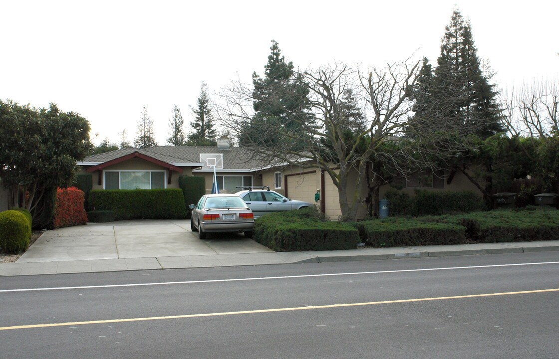 723-725 Sylvan Ave in Mountain View, CA - Building Photo