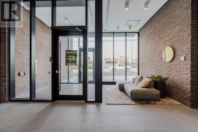 2799-2799 Kingston Rd in Toronto, ON - Building Photo - Building Photo