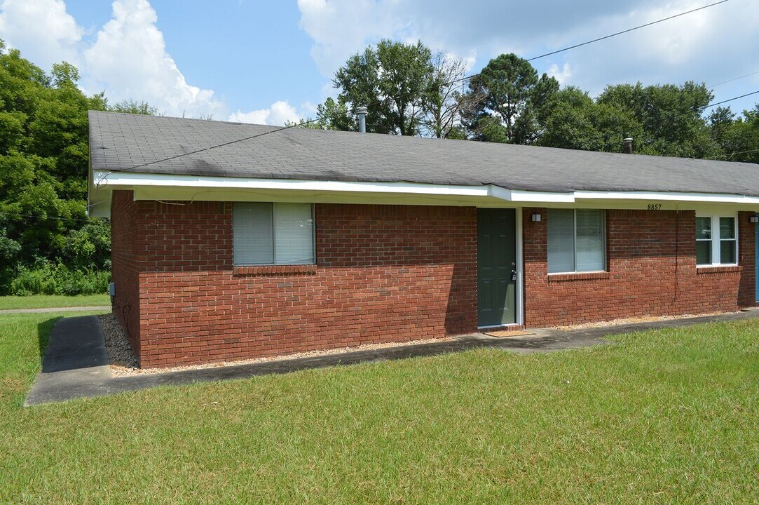 8857 Main St in Woodstock, GA - Building Photo