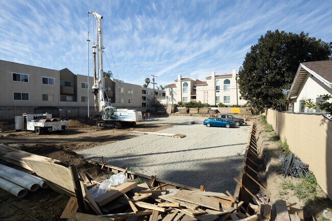 14629 W Erwin St in Van Nuys, CA - Foto de edificio - Building Photo