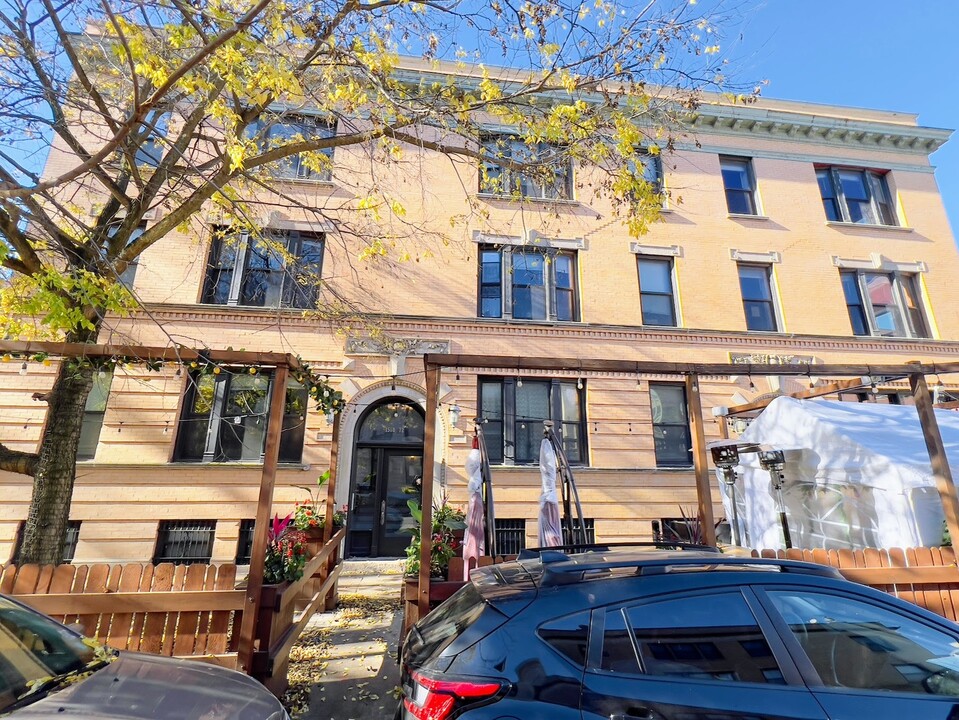 1570 N Hoyne Ave in Chicago, IL - Foto de edificio