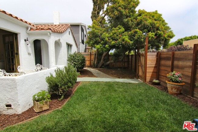 745 Vernon Ave in Los Angeles, CA - Foto de edificio - Building Photo