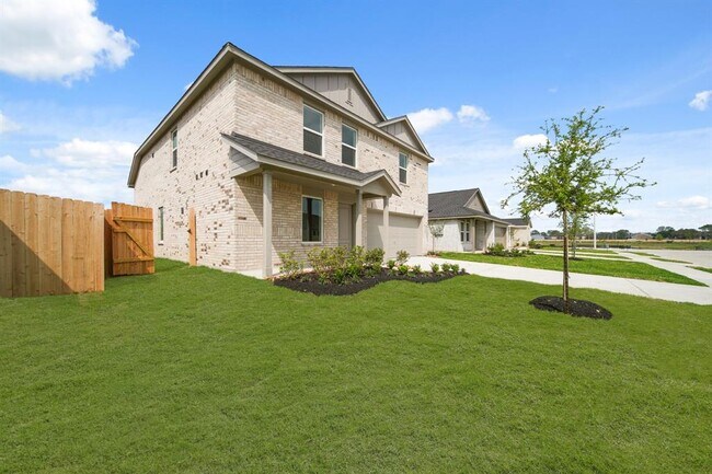 208 Amy St in Angleton, TX - Building Photo - Building Photo