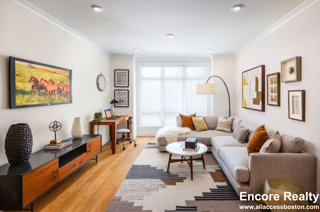 66 Gerry Rd, Unit 1 in Chestnut Hill, MA - Building Photo