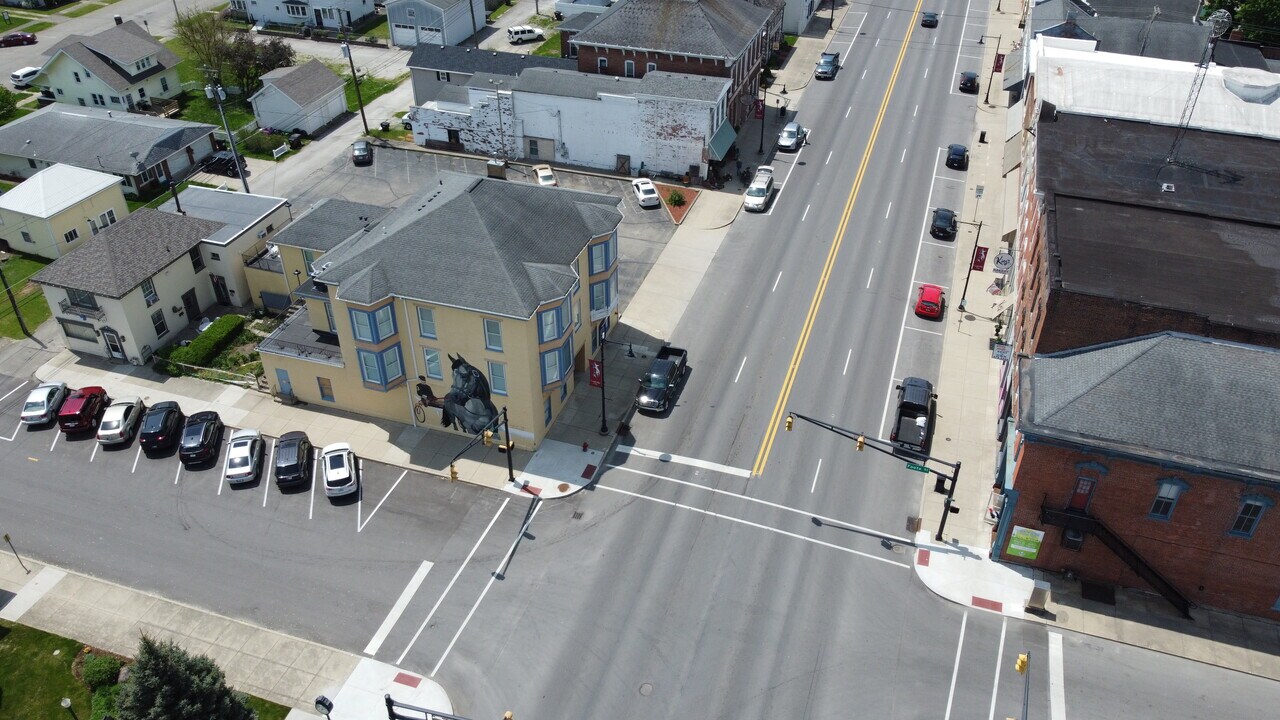 100 W Main St in Cambridge City, IN - Foto de edificio
