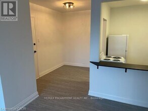 37 Mericourt Rd in Hamilton, ON - Building Photo - Building Photo