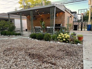 2250 W Addison St, Unit 1 in Chicago, IL - Building Photo - Building Photo