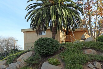 Stoneridge Apartments in La Mesa, CA - Foto de edificio - Building Photo