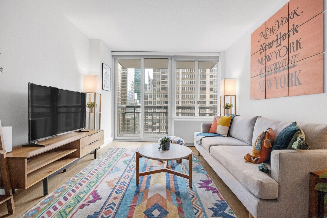 980 6th Ave in New York, NY - Building Photo