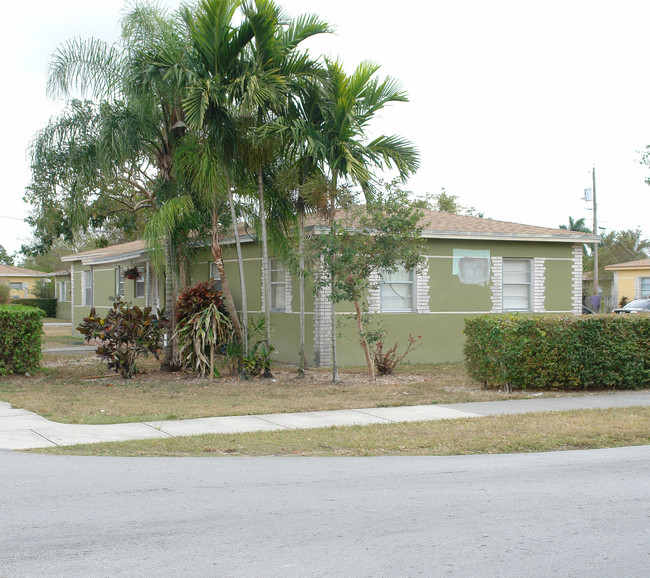 851-871 NW 3rd Ave in Homestead, FL - Building Photo - Building Photo