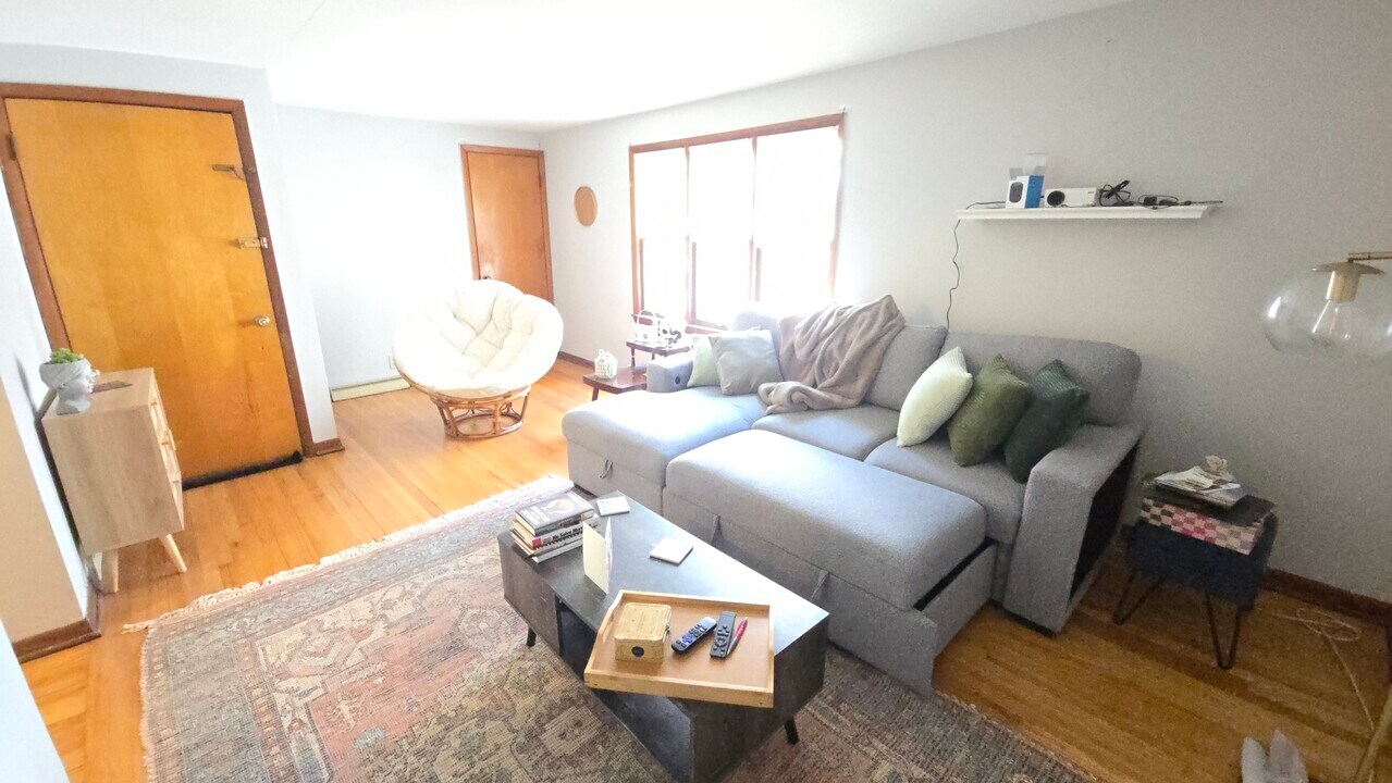 2233 S Mound St, Unit Upper in Milwaukee, WI - Building Photo