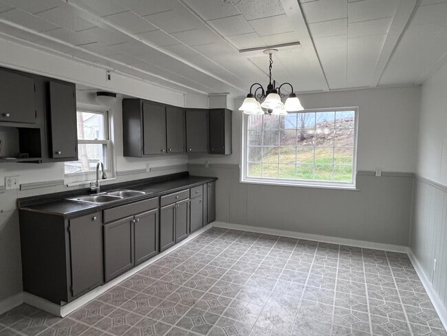 205 S 17th St in Weirton, WV - Foto de edificio - Building Photo