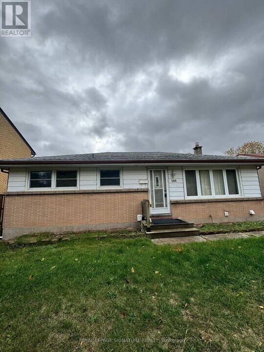 104 Queenston Crescent in London, ON - Building Photo