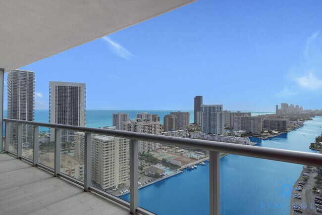 2602 E Hallandale Beach Blvd in Hallandale Beach, FL - Foto de edificio - Building Photo