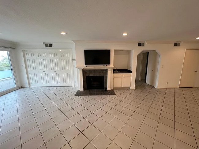 4300 Vía Dolce, Unit APT 116 in Marina Del Rey, CA - Foto de edificio - Building Photo