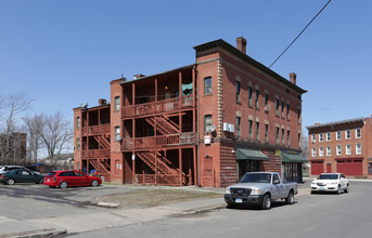 161-177 Albany Ave in Hartford, CT - Foto de edificio - Building Photo