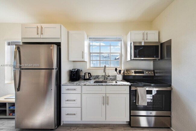 115 NE 2nd St in Hallandale Beach, FL - Building Photo - Building Photo