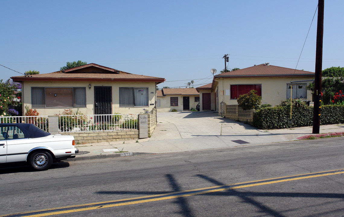 527 E Hyde Park Blvd in Inglewood, CA - Building Photo