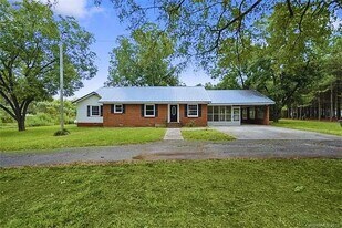 2825 Old Pageland Marshville Rd in Wingate, NC - Building Photo