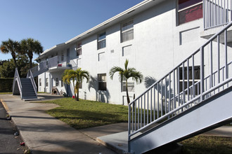 Apollo Terrace in Hollywood, FL - Building Photo - Building Photo