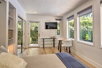 155 E Creek Dr in Menlo Park, CA - Building Photo - Building Photo