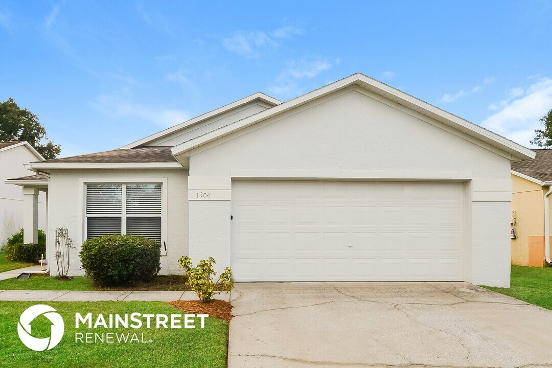 1308 Whitewood Way in Clermont, FL - Building Photo