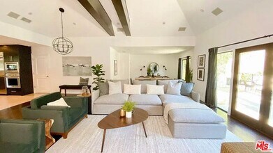 13201 Bloomfield St in Los Angeles, CA - Building Photo - Building Photo