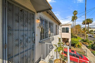 961 Manzanita St in Los Angeles, CA - Building Photo - Building Photo