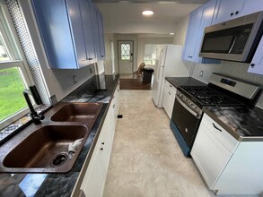 880 Weeks Ave SE in Minneapolis, MN - Building Photo - Building Photo