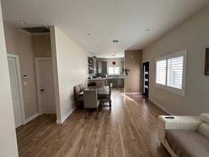 10905 Olinda St in Sun Valley, CA - Foto de edificio - Building Photo