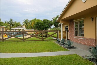 4725 SW 109th Terrace in Davie, FL - Foto de edificio - Building Photo