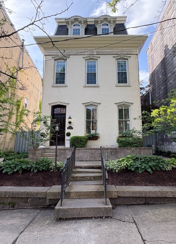 property at 615 W Market St