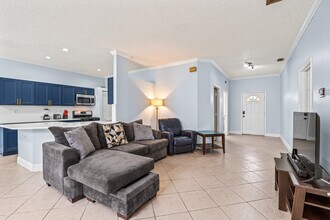 1242 Olympic Cir in Greenacres, FL - Foto de edificio - Building Photo