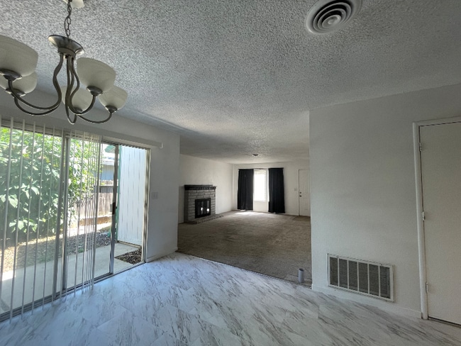 1383 Hobart Dr
