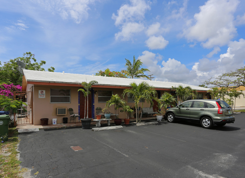 704 NE 23rd Dr in Fort Lauderdale, FL - Building Photo