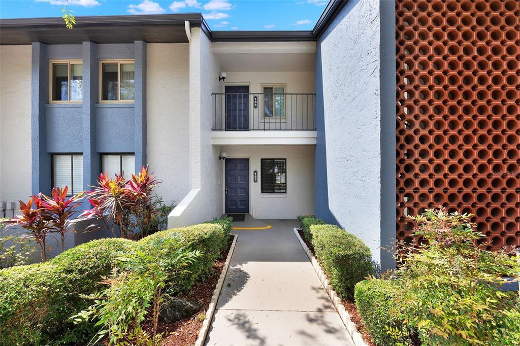 2 Escondido Cir in Altamonte Springs, FL - Building Photo