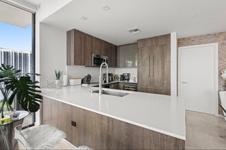 88 SW 7th St in Miami, FL - Foto de edificio - Building Photo