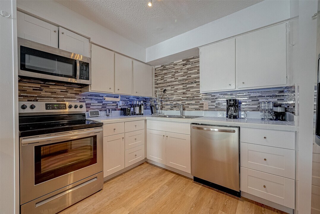 12042 Mighty Oak Dr in Houston, TX - Foto de edificio