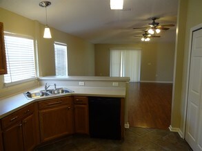 1643 Hawkins Cove Dr E in Jacksonville, FL - Foto de edificio - Building Photo