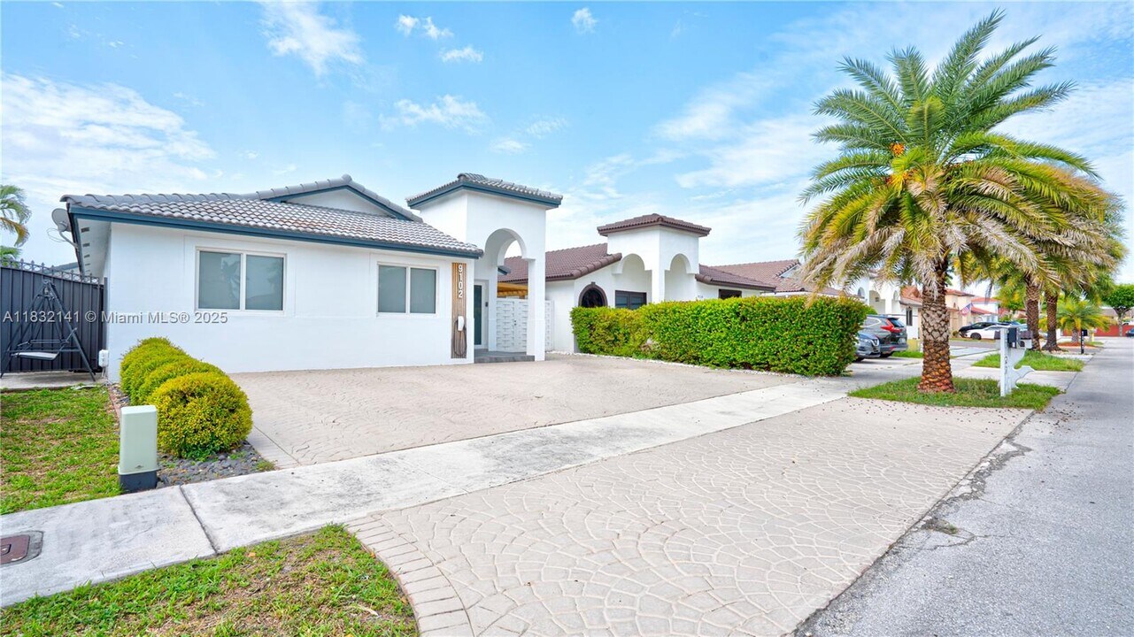 9102 NW 112th St in Hialeah, FL - Building Photo