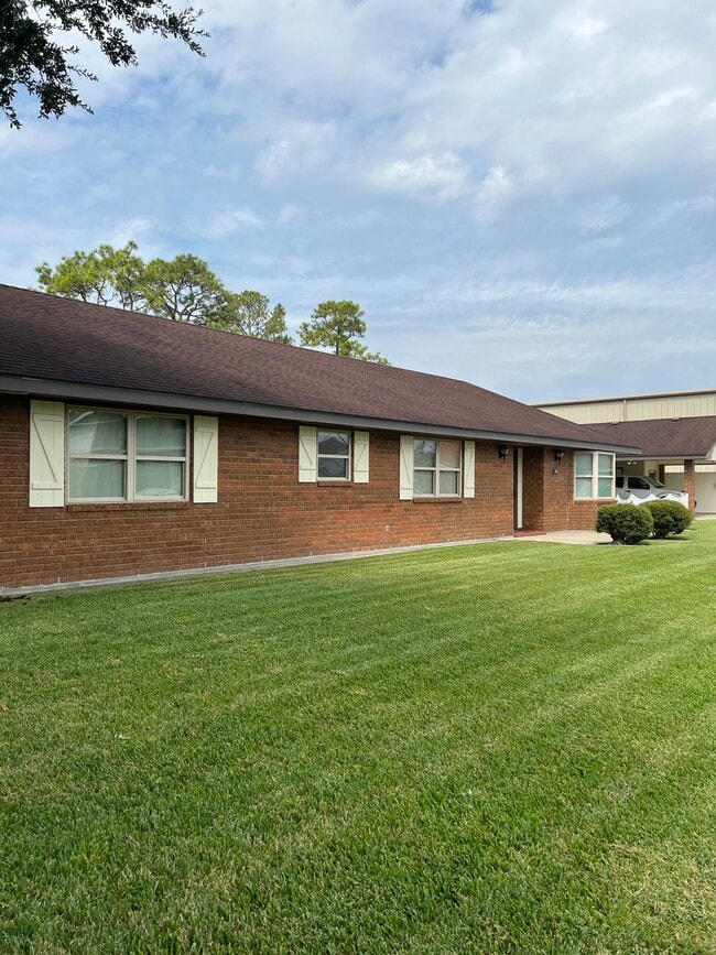 108 C St in Belle Chasse, LA - Building Photo - Building Photo