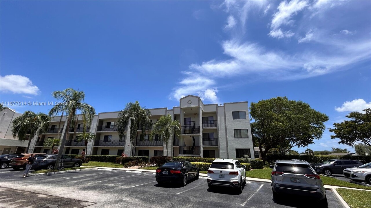 10350 E Clairmont Cir in Tamarac, FL - Building Photo